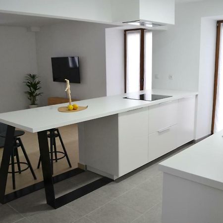 Ura Apartment Лесака Екстериор снимка
