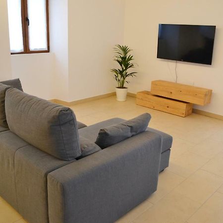 Ura Apartment Лесака Екстериор снимка