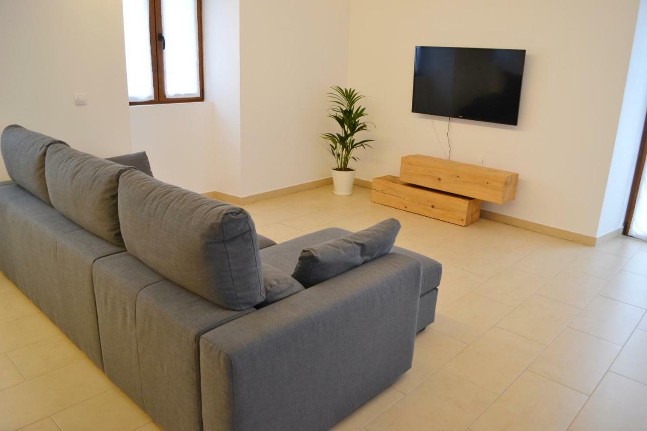 Ura Apartment Лесака Екстериор снимка